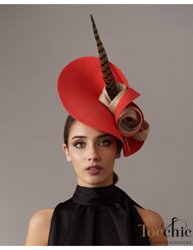 Original Tocado de boda rojo y beige con plumas - Pamelas y Tocados para madrinas - 3