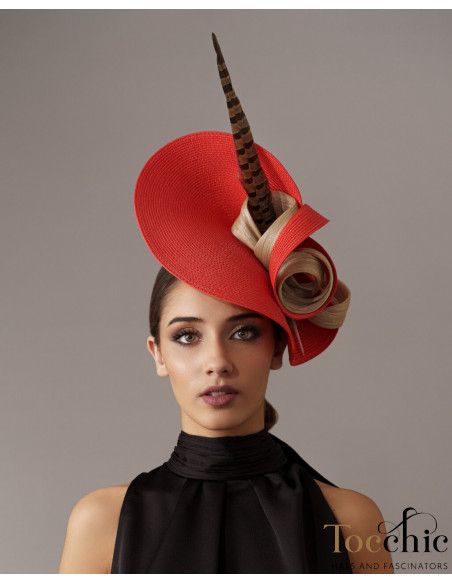 Original Tocado de boda rojo y beige con plumas - Pamelas y Tocados para madrinas - 3