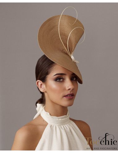 Tocado camel con plumas sencillo para invitada de boda - Pamelas y Tocados para madrinas - 2