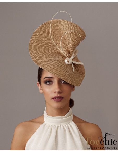 Tocado camel con plumas sencillo para invitada de boda - Pamelas y Tocados para madrinas - 3 Tocado camel con plumas sencillo para invitada de boda - Pamelas y Tocados para madrinas - 3