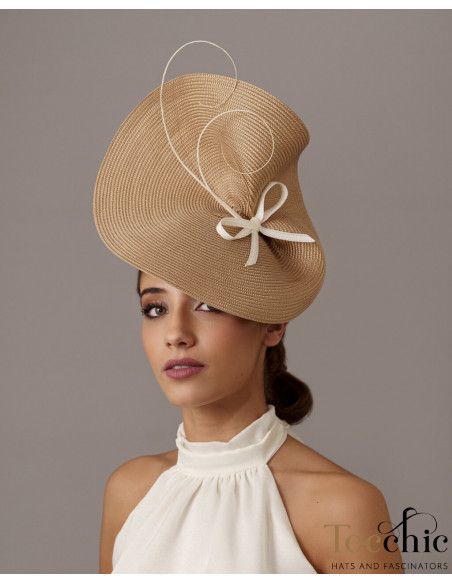 Tocado camel con plumas sencillo para invitada de boda - Pamelas y Tocados para madrinas - 1