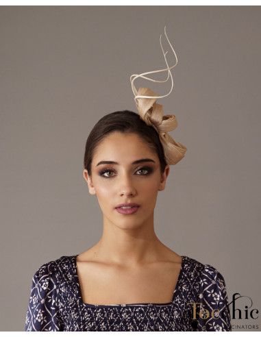 Pequeño Tocado de madrina beige para boda de tarde - Sombreros y Tocados para bodas de mañana - 2