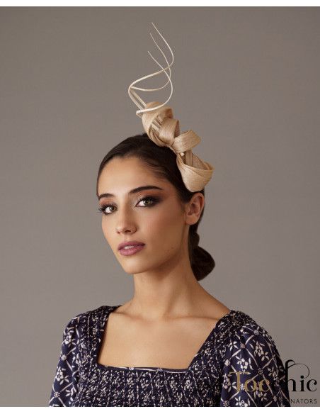 Pequeño Tocado de madrina beige para boda de tarde - Sombreros y Tocados para bodas de mañana - 1