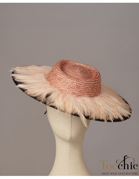 Elegante sombrero invitada boda nude y negra con plumas - Pamelas y Tocados para madrinas - 11 Elegante sombrero invitada boda nude y negra con plumas - Pamelas y Tocados para madrinas - 11