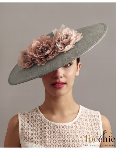 Pamela gris de boda con flores rosas - Pamelas y Tocados para madrinas - 2