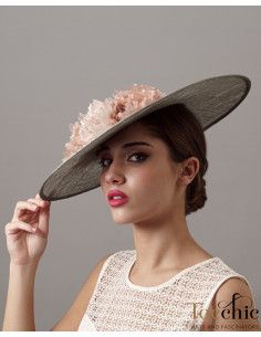 Pamela gris de boda con flores rosas - Pamelas y Tocados para madrinas - 1