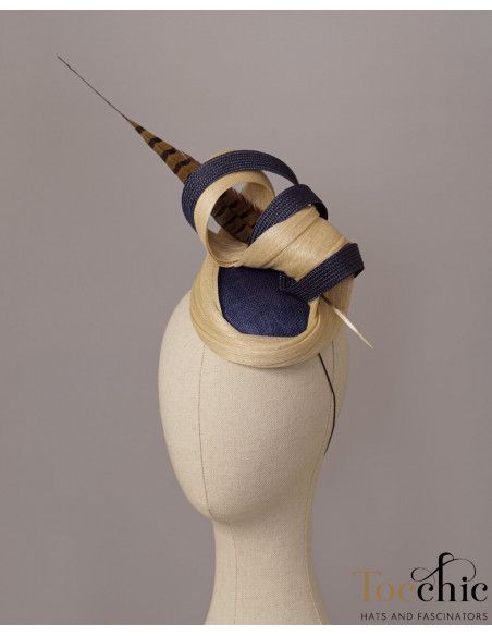 Elegante Tocado azul marino y beige para bodas de tarde - Pamelas y Tocados para madrinas - 6