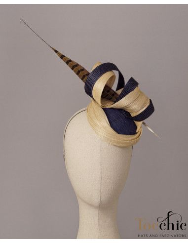 Elegante Tocado azul marino y beige para bodas de tarde - Pamelas y Tocados para madrinas - 7