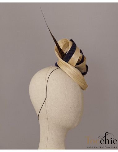 Elegante Tocado azul marino y beige para bodas de tarde - Pamelas y Tocados para madrinas - 9