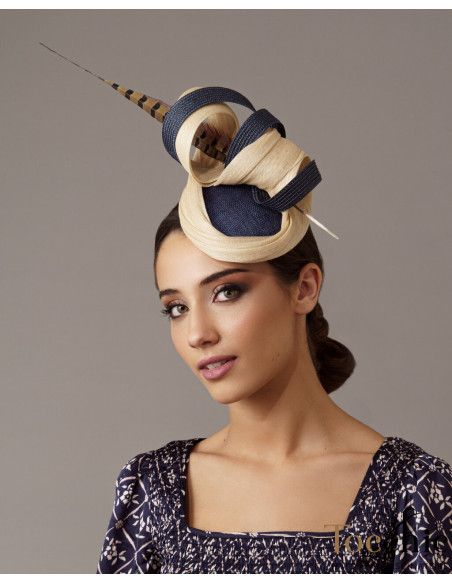 Elegante Tocado azul marino y beige para bodas de tarde - Pamelas y Tocados para madrinas - 1