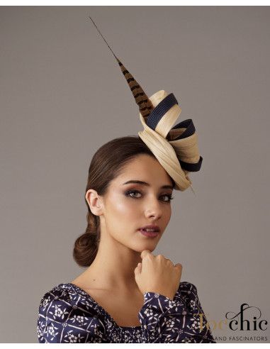 Elegante Tocado azul marino y beige para bodas de tarde - Pamelas y Tocados para madrinas - 4