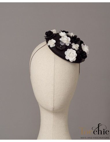 Original tocado pequeño negro y blanco con flores - Pamelas y Tocados para madrinas - 5