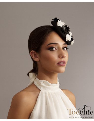 Original tocado pequeño negro y blanco con flores - Pamelas y Tocados para madrinas - 3