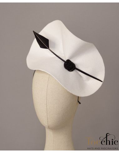 Elegante tocado blanco y negro de fieltro - Sombreros y Tocados para bodas de mañana - 4
