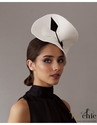 Elegante tocado blanco y negro de fieltro - Sombreros y Tocados para bodas de mañana - 3
