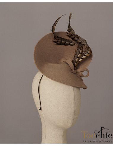 Tocado beige de fieltro para bodas de invierno - Pamelas y Tocados para madrinas - 5