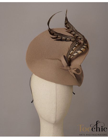 Tocado beige de fieltro para bodas de invierno - Pamelas y Tocados para madrinas - 4 Tocado beige de fieltro para bodas de invierno - Pamelas y Tocados para madrinas - 4