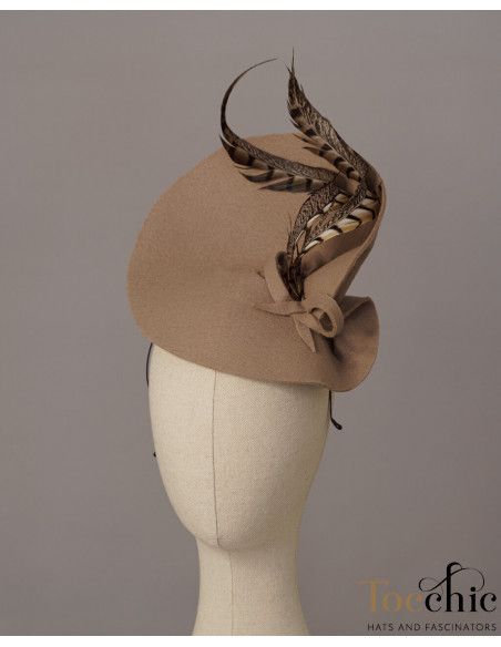 Tocado beige de fieltro para bodas de invierno - Pamelas y Tocados para madrinas - 6 Tocado beige de fieltro para bodas de invierno - Pamelas y Tocados para madrinas - 6