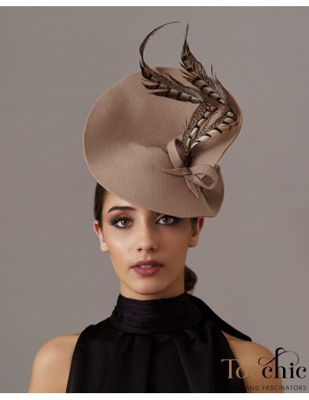 Tocado beige de fieltro para bodas de invierno - Pamelas y Tocados para madrinas - 3 Tocado beige de fieltro para bodas de invierno - Pamelas y Tocados para madrinas - 3