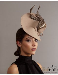 Tocado beige de fieltro para bodas de invierno - Pamelas y Tocados para madrinas - 2