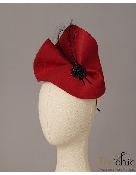 Tocado de boda en fieltro rojo y plumas negras - Pamelas y Tocados para madrinas - 4
