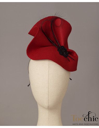 Tocado de boda en fieltro rojo y plumas negras - Pamelas y Tocados para madrinas - 7