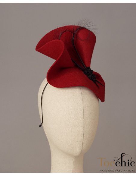 Tocado de boda en fieltro rojo y plumas negras - Pamelas y Tocados para madrinas - 5