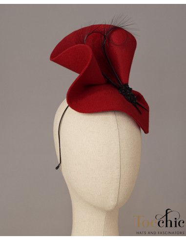 Tocado de boda en fieltro rojo y plumas negras - Pamelas y Tocados para madrinas - 6