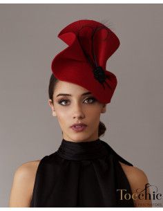 Tocado de boda en fieltro rojo y plumas negras - Pamelas y Tocados para madrinas - 1 2