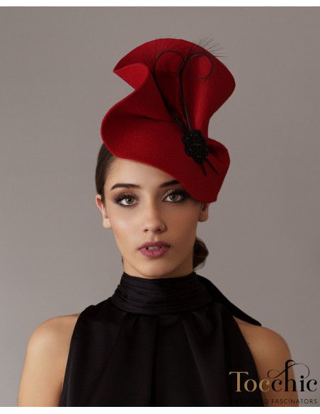 Tocado de boda en fieltro rojo y plumas negras - Pamelas y Tocados para madrinas - 2
