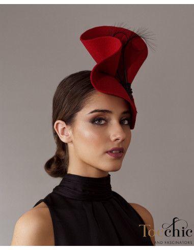 Tocado de boda en fieltro rojo y plumas negras - Pamelas y Tocados para madrinas - 3