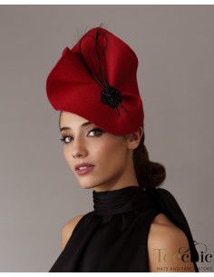 Tocado de boda en fieltro rojo y plumas negras - Pamelas y Tocados para madrinas - 1