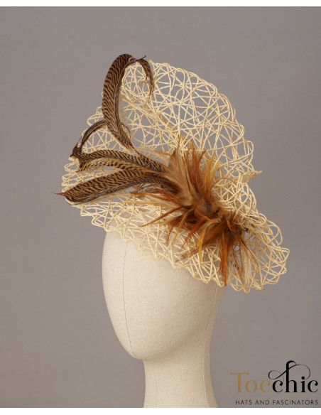 Original tocado beige con plumas - Pamelas y Tocados para madrinas - 5