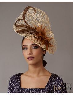 Original tocado beige con plumas - Pamelas y Tocados para madrinas - 1