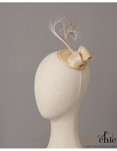 Elegante tocado de boda beige pequeño - Pamelas y Tocados para madrinas - 4 Elegante tocado de boda beige pequeño - Pamelas y Tocados para madrinas - 4
