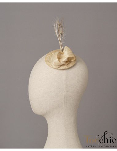 Elegante tocado de boda beige pequeño - Pamelas y Tocados para madrinas - 5