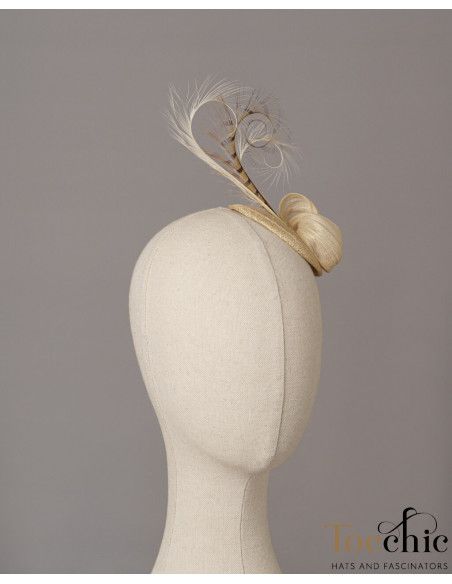 Elegante tocado de boda beige pequeño - Pamelas y Tocados para madrinas - 6 Elegante tocado de boda beige pequeño - Pamelas y Tocados para madrinas - 6
