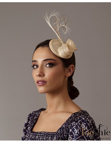 Elegante tocado de boda beige pequeño - Pamelas y Tocados para madrinas - 1