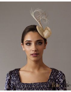 Elegante tocado de boda beige pequeño - Pamelas y Tocados para madrinas - 1 2