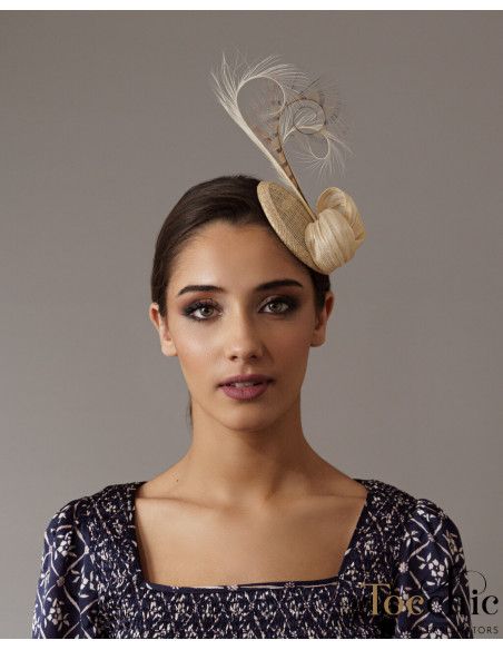 Elegante tocado de boda beige pequeño - Pamelas y Tocados para madrinas - 2 Elegante tocado de boda beige pequeño - Pamelas y Tocados para madrinas - 2