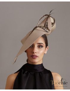Pamela Beige con plumas para madrina de boda - Pamelas y Tocados para madrinas - 1 2