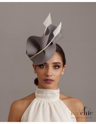 Tocado gris y blanco de fieltro - Pamelas y Tocados para madrinas - 6
