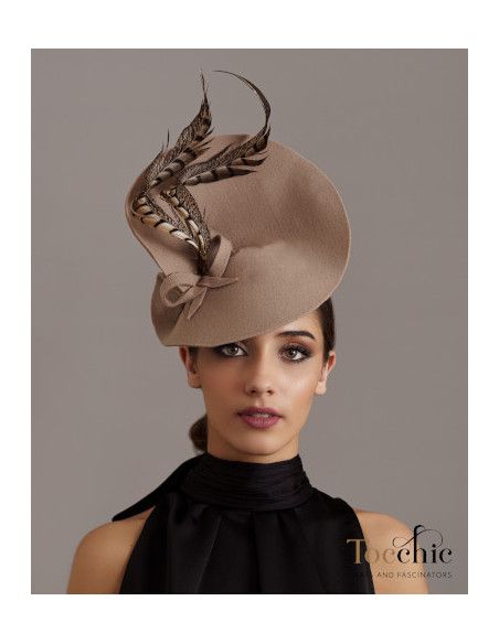 Tocado beige de fieltro para bodas de invierno - Pamelas y Tocados para madrinas - 7 Tocado beige de fieltro para bodas de invierno - Pamelas y Tocados para madrinas - 7