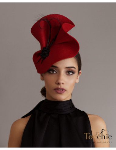 Tocado de boda en fieltro rojo y plumas negras - Pamelas y Tocados para madrinas - 8