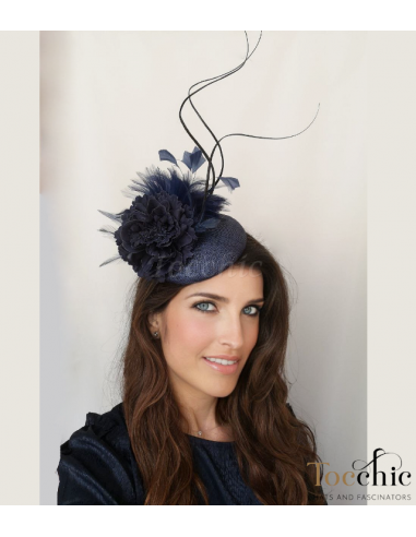 Tocado azul marino con plumas para invitada en boda de tarde - Pamelas y Tocados para madrinas - 3