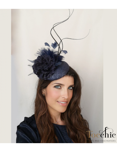 Tocado azul marino con plumas para invitada en boda de tarde - Pamelas y Tocados para madrinas - 3