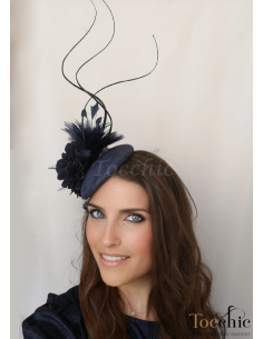 Tocado azul marino con plumas para invitada en boda de tarde - Pamelas y Tocados para madrinas - 1 2