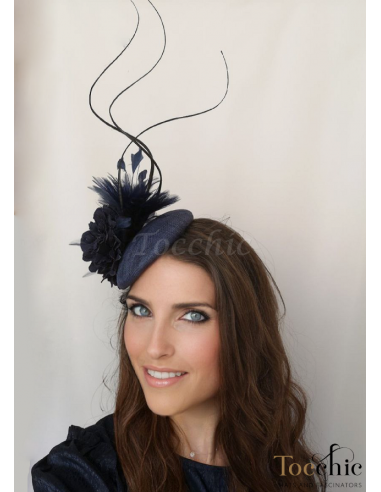 Tocado azul marino con plumas para invitada en boda de tarde - Pamelas y Tocados para madrinas - 2