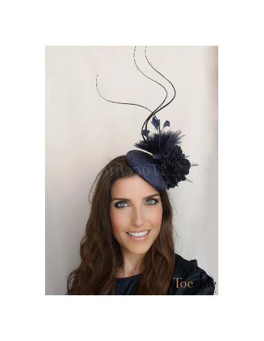 Tocado azul marino con plumas para invitada en boda de tarde - Pamelas y Tocados para madrinas - 8