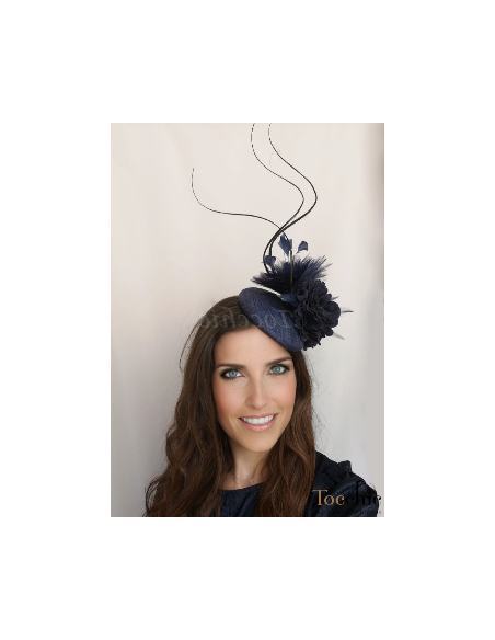 Tocado azul marino con plumas para invitada en boda de tarde - Pamelas y Tocados para madrinas - 8